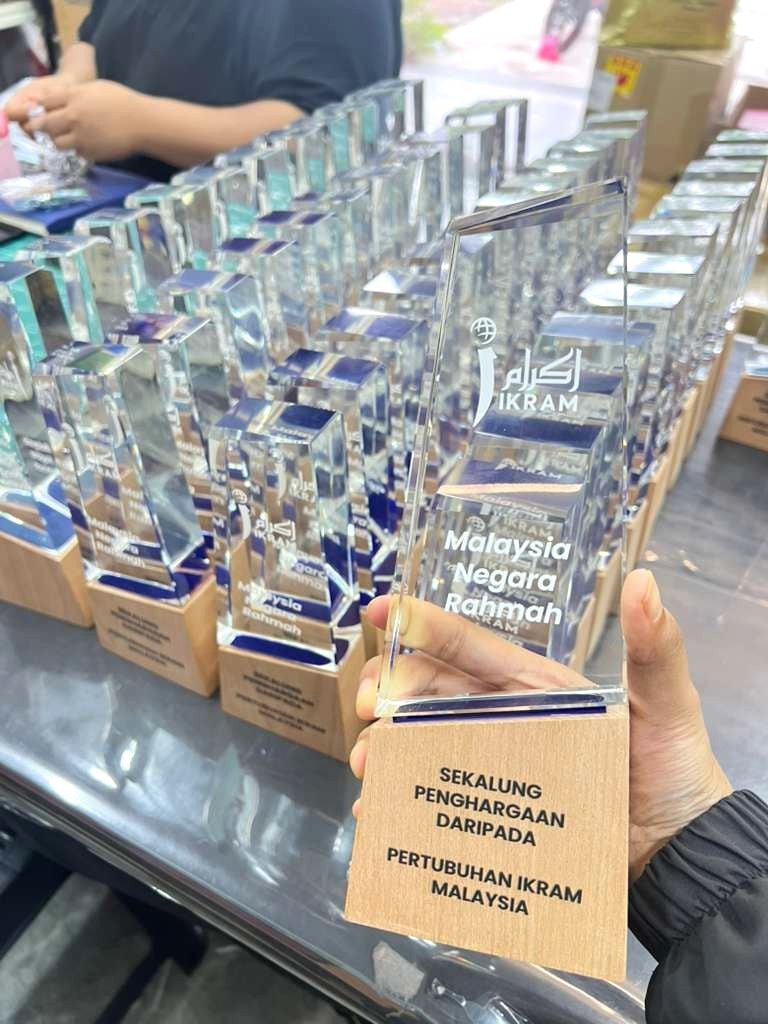 Design AD10 Crystal Trophy