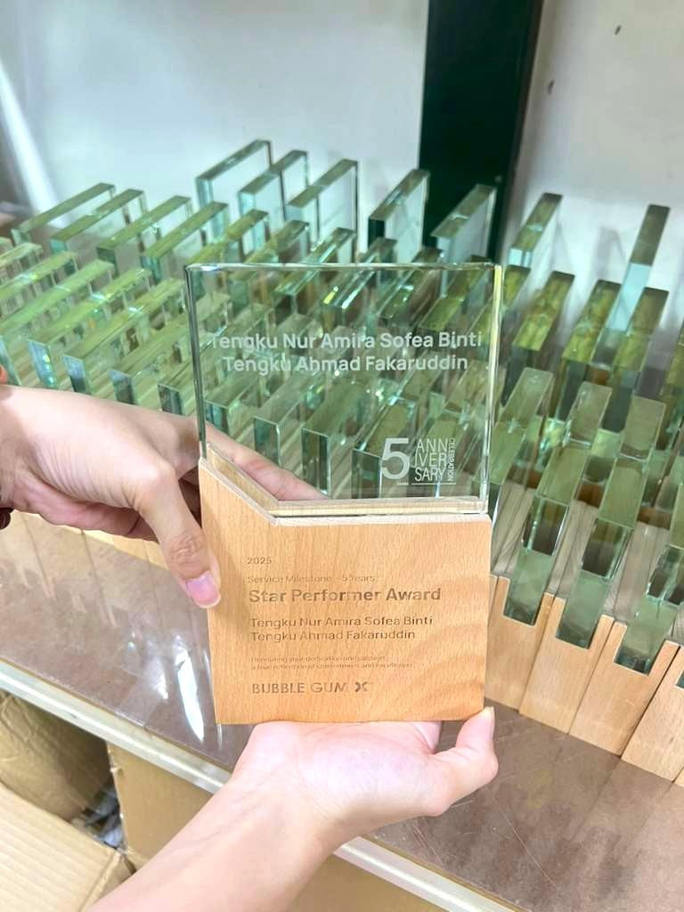 Design AD33 Crystal Trophy