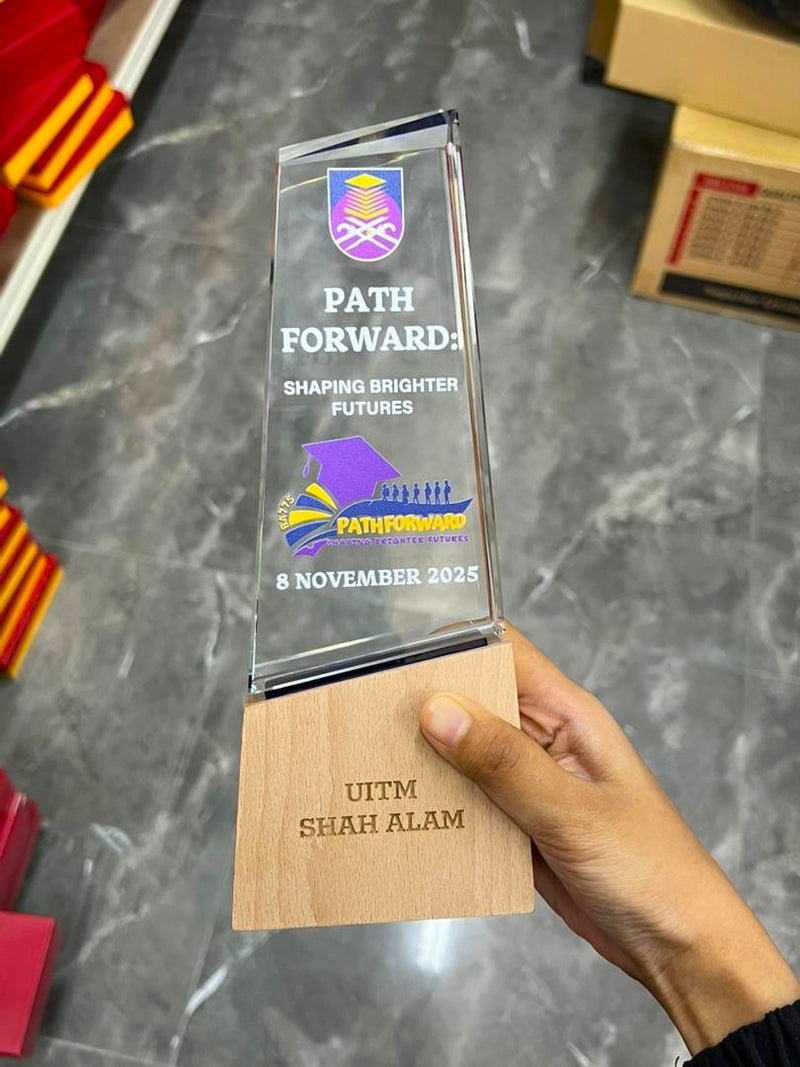 Design AD10 Crystal Trophy