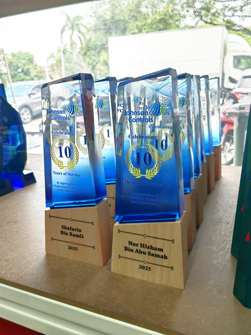 Design AD10 Crystal Trophy