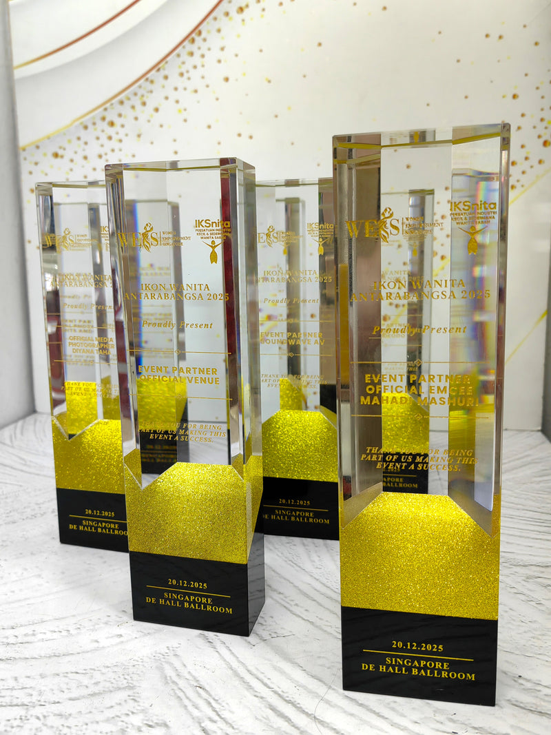 Design AD12 Crystal Trophy