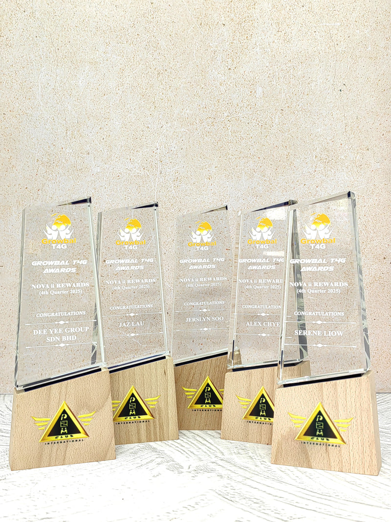 Design AD10 Crystal Trophy