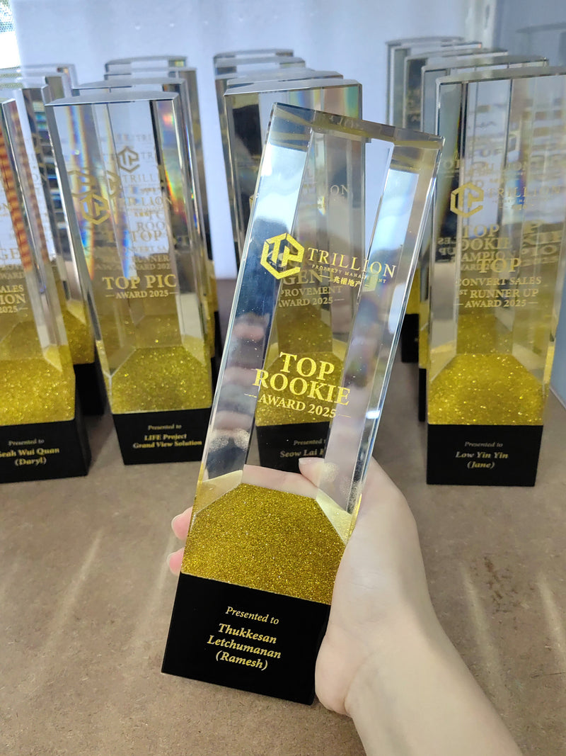 Design AD12 Crystal Trophy