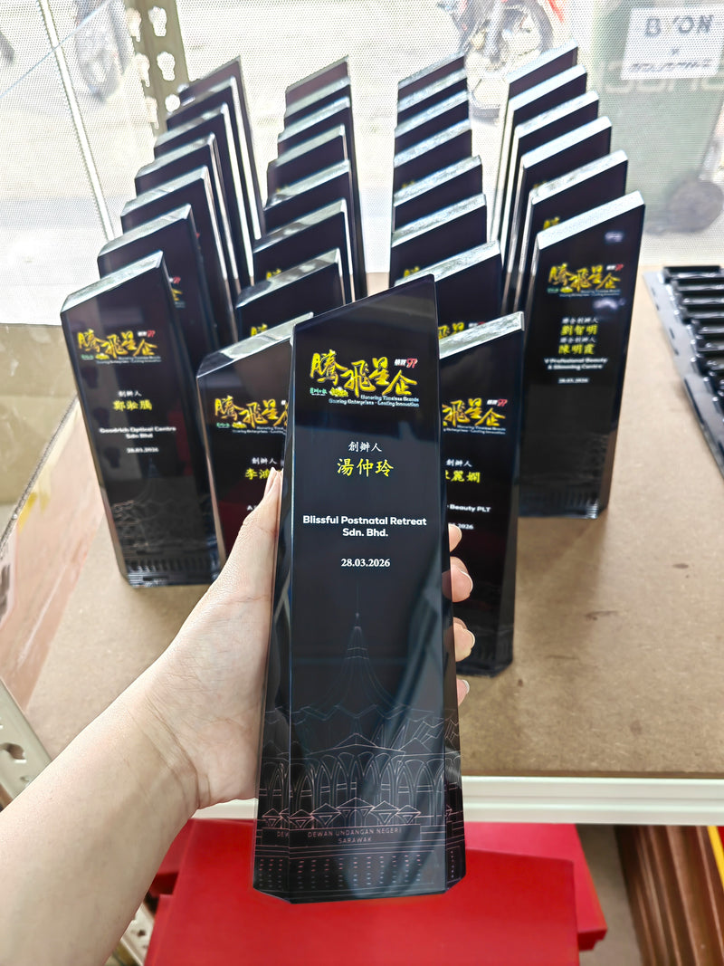 Design AD9 Crystal Trophy