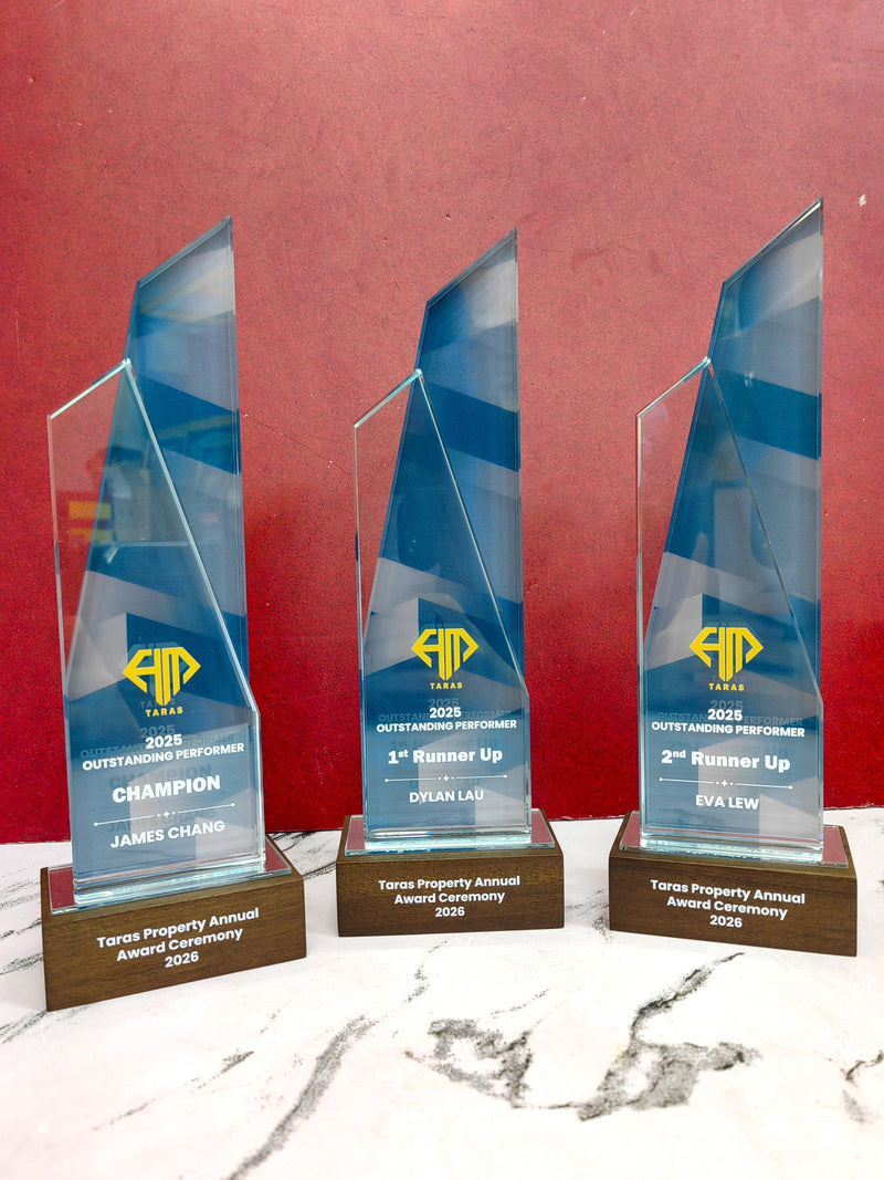 Design AD26 Crystal Trophy