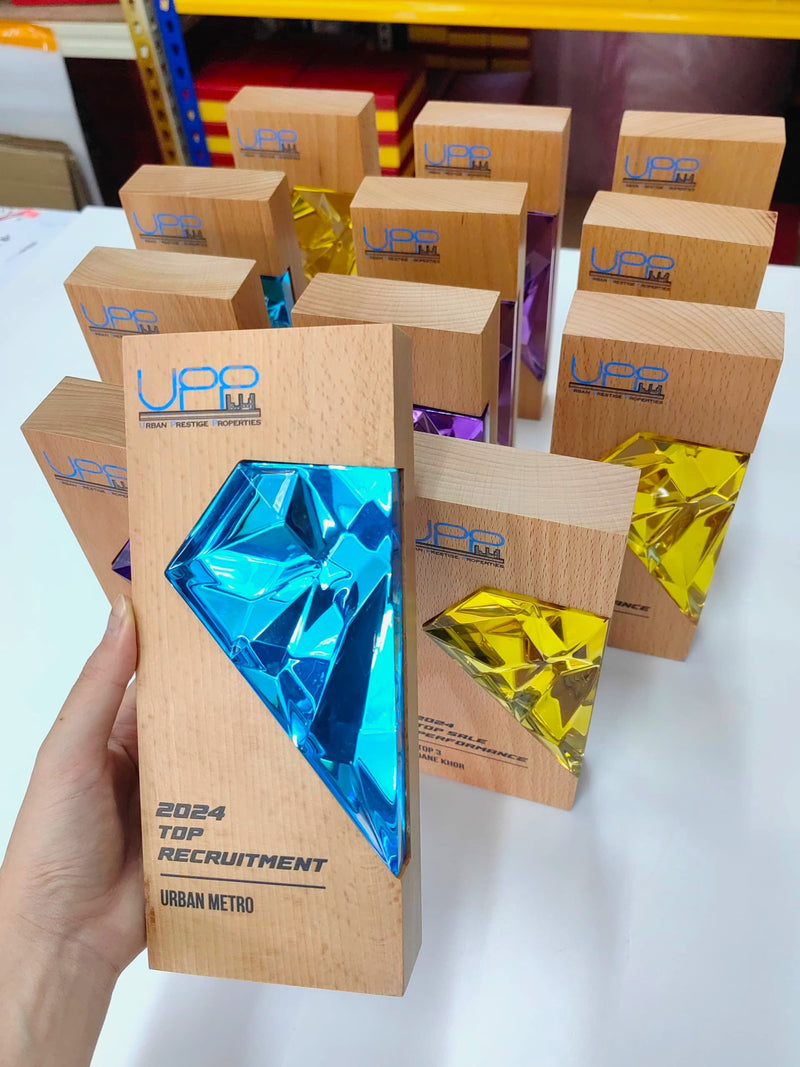 Design AD7 Crystal Trophy