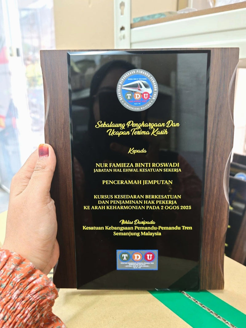 DESIGN PL8001 Plaque Award