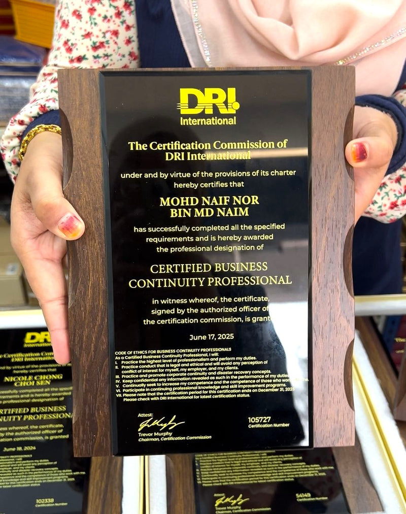 DESIGN PL8001 Plaque Award