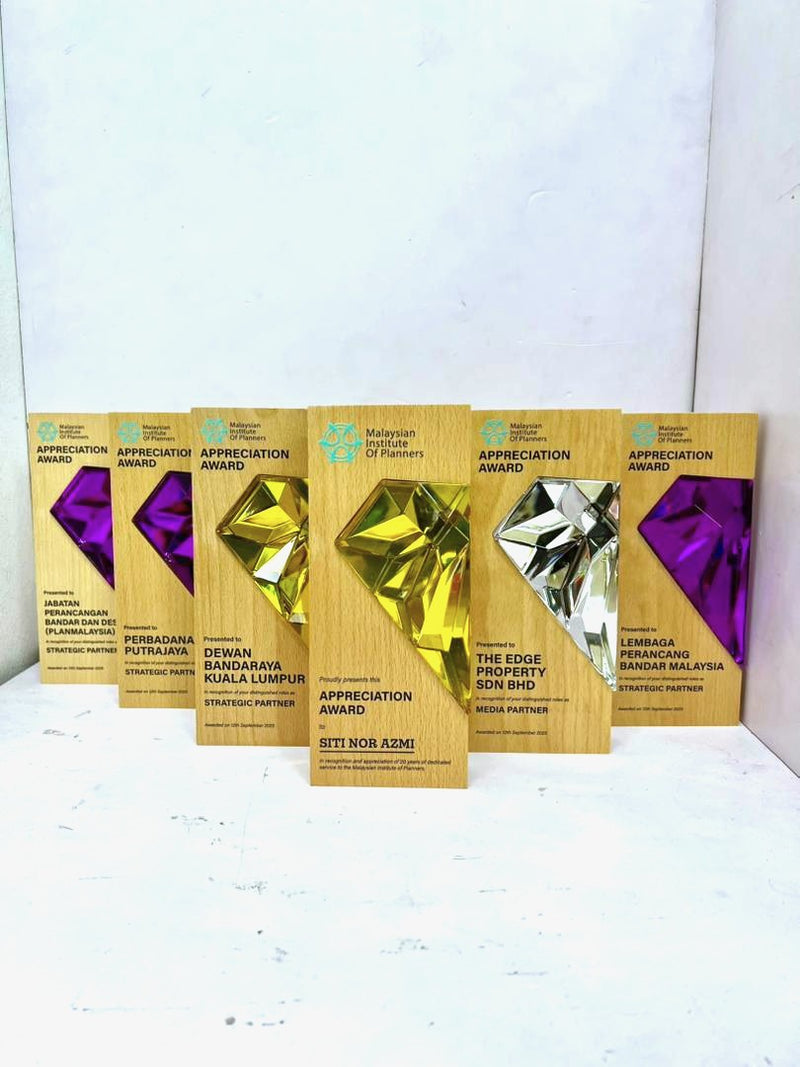 Design AD7 Crystal Trophy