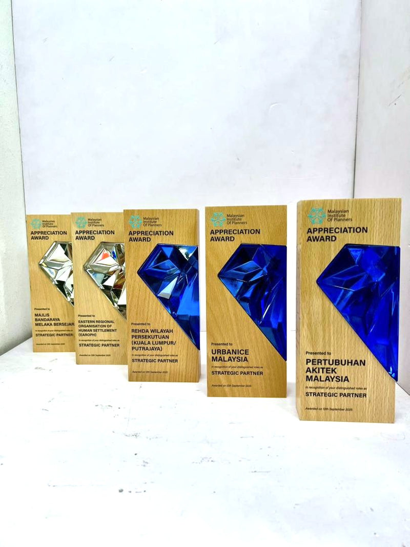 Design AD7 Crystal Trophy