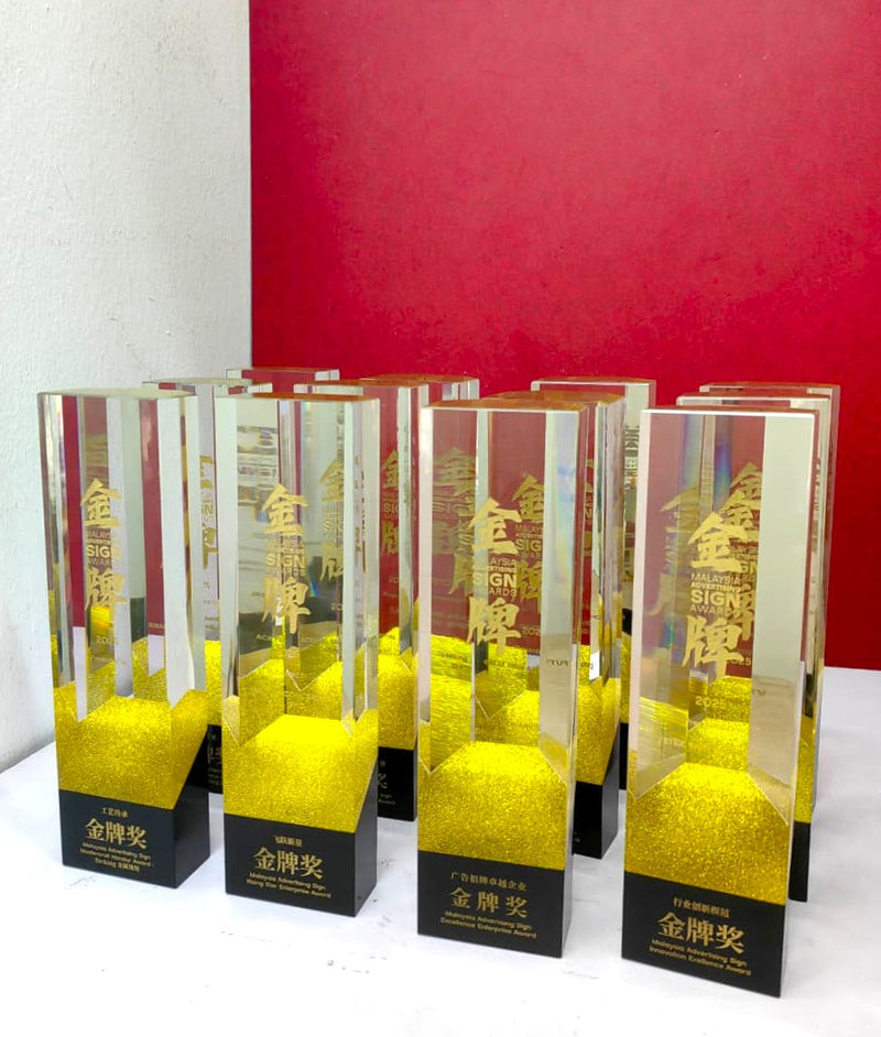 Design AD12 Crystal Trophy