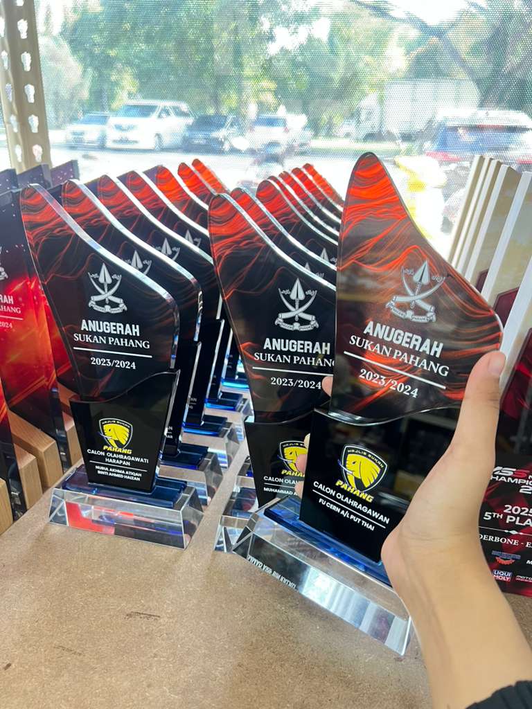 Design M Crystal Trophy